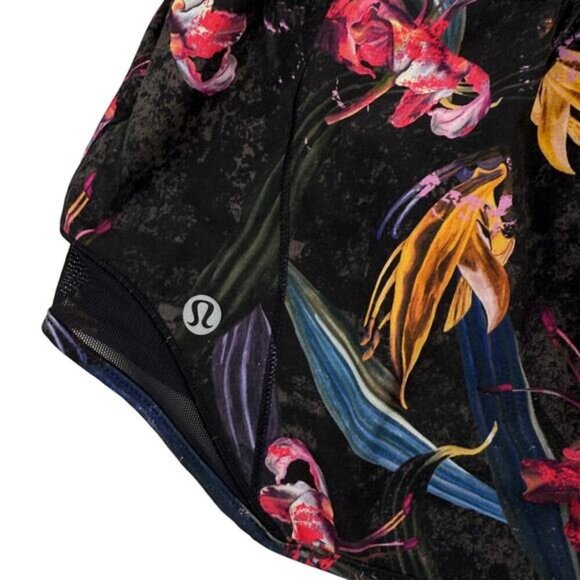 Lululemon Hotty Hot Low-Rise Lined Short 4" In Veiled Floral Black Multi Size 2 - Picture 6 of 7